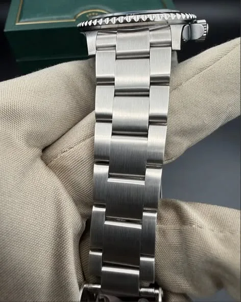 Rolex Submariner Date "Kermit" 40mm Black Maxi Dial Anniversary Green Aluminum Bezel Oyster Bracelet 16610LV | 2007 Full Set — Serviced June 2026, Pressure Tested - Image 2