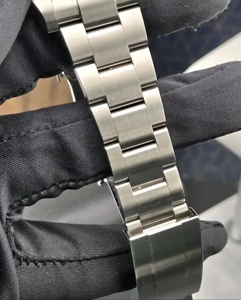 Rolex Submariner No-Date 41mm Black Dial Black Cerachrom Bezel Oyster Bracelet 124060 | 2023 Full Set — The Purist's Choice - Image 4